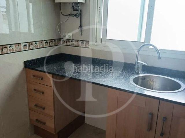 Piso en venta en Burjassot, Zona Concordia. Vivienda exterior con ascensor y balcón en Burjassot. Pisos.