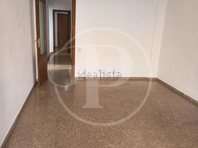 Piso en venta en Burjassot, Zona Concordia. Vivienda exterior con ascensor y balcón en Burjassot. Pisos.