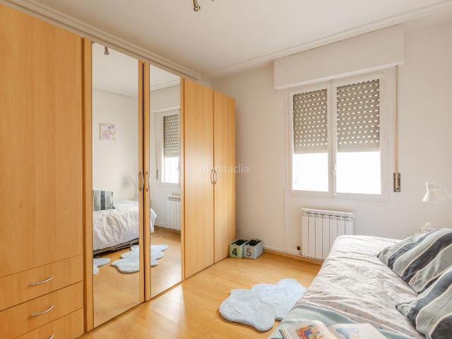 Piso en venta en Burlada. Se presenta una inmejorable oportunidad de adquirir un acogedor piso en la encantadora localidad de BURLADABURLATA. Esta propiedad. Pisos.