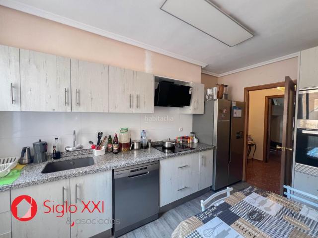 Piso en venta en Burriana, Llombai. Este piso luminoso cuenta con un amplio salón que se abre a un balcón cerrado, perfecto como zona de descanso o rincón de lectura. Pisos.