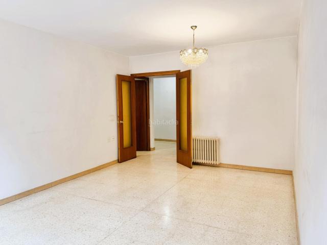 Piso en venta en Bagà. 1r Piso en venta en Bagà de 4 dormitorios y con una espectacular terraza de 40 m, balcón, trastero !, parking opcional. Pisos.