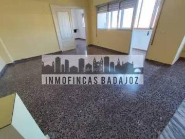 Piso en venta en Badajoz, Casco Antiguo. Amplio piso de 4 dormitorios en el centro de Badajoz con ascensor. Pisos.