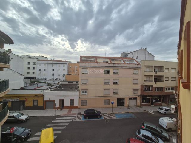 Piso en venta en Badajoz, Pardaleras. Piso luminoso y exterior, de tres dormitorios, salón comedor, baño completo, con ascensor visitelo. Pisos.