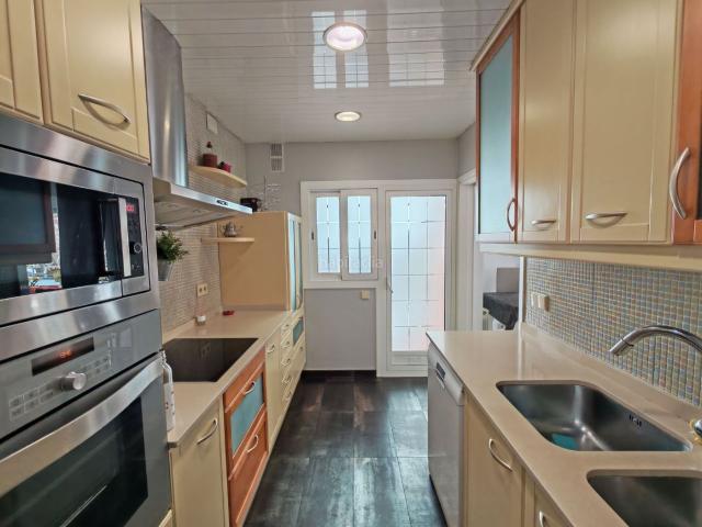 Piso en venta en Badalona, Montigalà. Piso + parking en muy buena zona. Pisos.