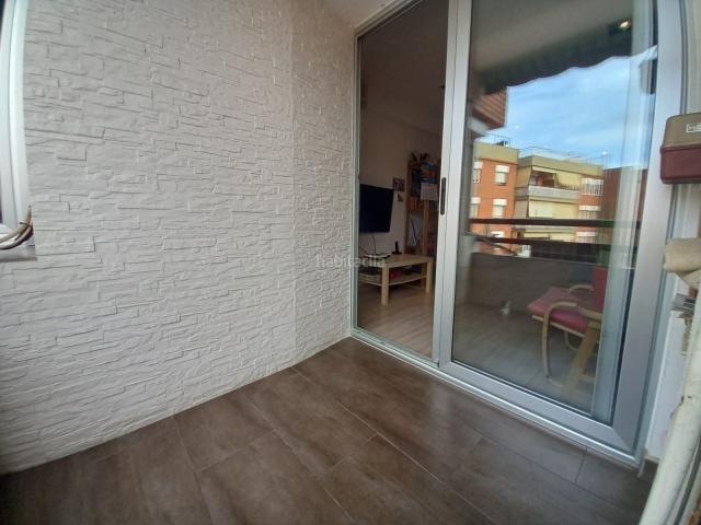 Piso en venta en Badalona, Bufalà. ¡FÁNTASTICO PISO POR DEBAJO DE AVINGUDA BUFALÁ DE 71 M2 CON 2 HABITACIONES, BALCÓN, ASCCENSOR Y ZONA COMUNITARIA EN LA MISMA FINCA. Pisos.