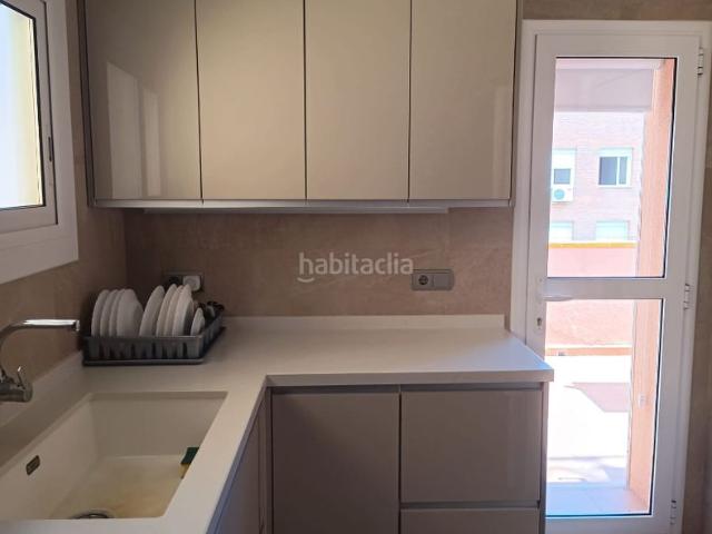 Piso en venta en Badalona, Bufalà. Se vende amplio piso con terraza y gran patio privado en Badalona. Pisos.