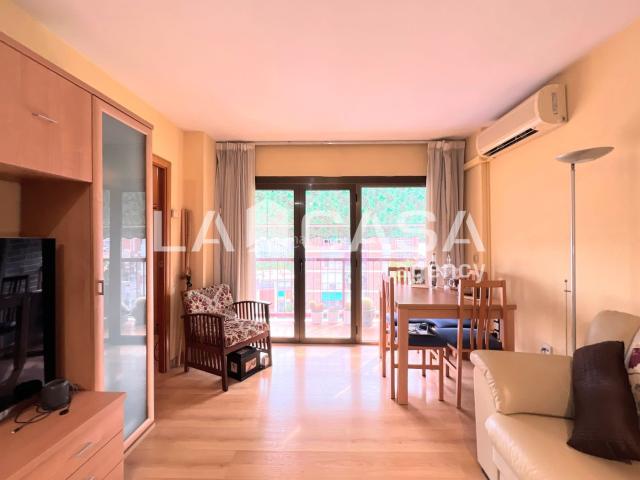 Piso en venta en Badalona, Congrés. Luminoso piso de 80 m2 con doble balcón en Avinguda dAlfons XIII, Badalona. Pisos.