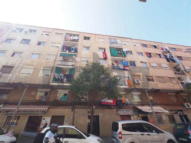 Piso en venta en calle De Nàpols, Badalona, de 56 m² 3 habitaciones por 72.000