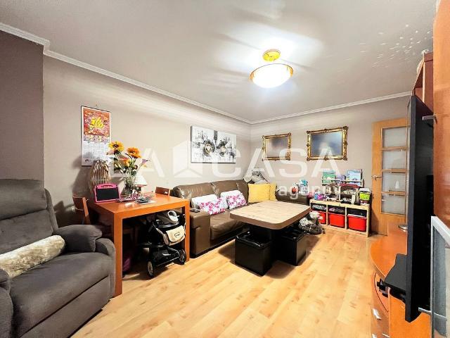 Piso en venta en calle De Floridablanca, Badalona, de 75 m² 3 habitaciones por 249.600
