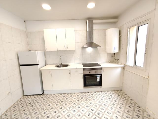 Piso en venta en Badalona, Gorg. Piso reformado sin ascensor junto a Metro Gorg. Pisos.