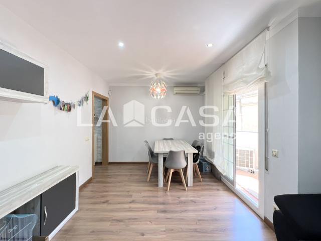 Piso en venta en Badalona, La Salut. Piso con terraza y balcón de 3 dormitorios en excelente estado. Pisos.
