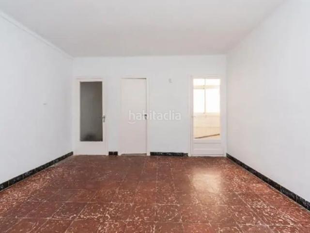 Piso en venta en Badalona, Llefià. Badalona Barcelona. EN RENTABILIDAD se vende alquilado, no se puede visitar ni hipotecar. Pisos.