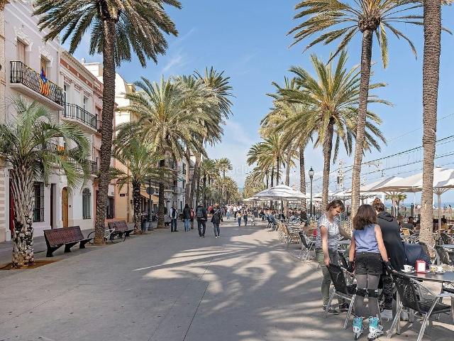 Piso en venta en Badalona, Llefià. Oportunidad de inversión vivienda con almacen. Pisos.