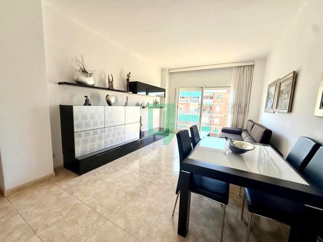 Piso en venta en Badalona, Llefià. Piso alto de 3 habitaciones, balcón y ascensor en Badalona. Pisos.