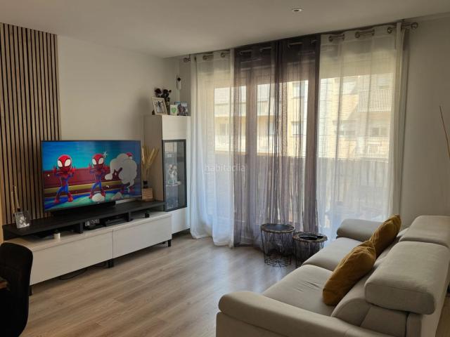 Piso en venta en Badalona, Llefià. PISO DE 3 HABITACIONES Y 2 BAÑOS CON TERRAZA, PARKING Y TRASTERO. Pisos.