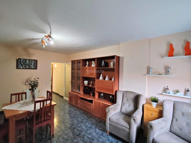 Piso en venta en Badalona, Llefià. Piso exterior con ascensor y balcón. Pisos.