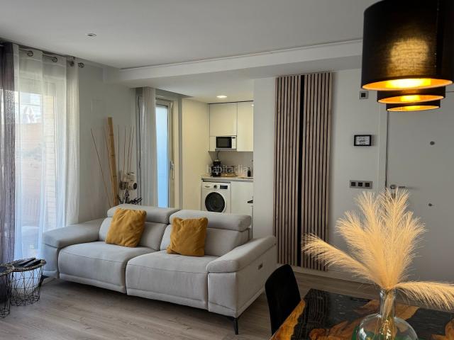 Piso en venta en Badalona, Llefià. PISO EN BADALONA LLEFIÀ OBRA SEMINUEVA. Pisos.