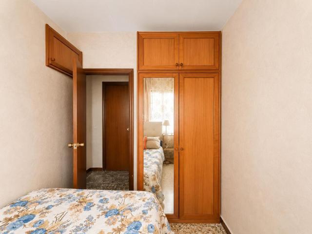 Piso en venta en Badalona, Llefià. PISO EN VENTA EN AVINGUDA DOCTOR BASSOLS INVERSIÓN. Pisos.