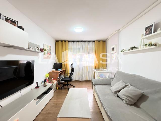 Piso en venta en Badalona, Llefià. Piso en venta en Calle de Salou. Pisos.