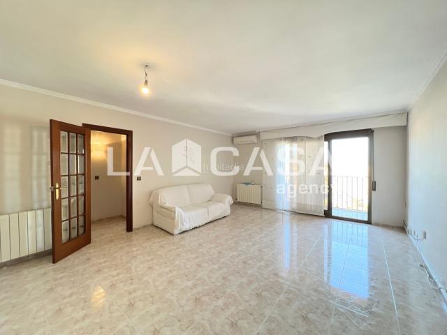 Piso en venta en Badalona, Llefià. Piso amplio. Balcon con vistas despejadas. Tres habitaciones. Para entrar a vivir. Pisos.
