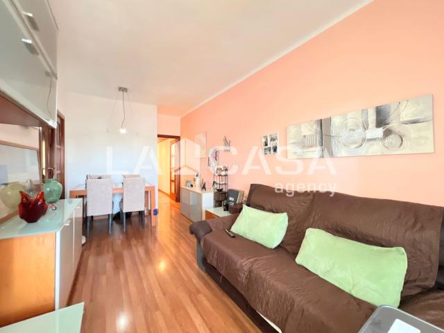 Piso en venta en Badalona, Llefià. Piso en zona plana de Llefià con 3 habitaciones, salóncomedor, balcón orientado al sur, parquet y ventanas de aluminio. 6ª planta. Pisos.