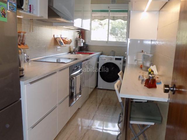 Piso en venta en Badalona, Llefià. Precioso piso de 4 dormitorios con ascensor. Pisos.