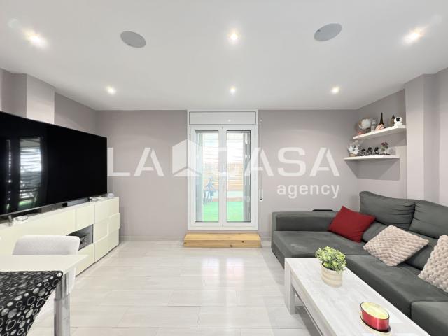 Piso en venta en Badalona, Llefià. Se vende piso de 76 m2 construidos, una excelente oportunidad para quienes buscan una vivienda cómoda y funcional en una finca con. Pisos.
