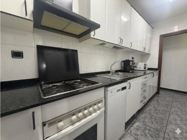 Piso en venta en Badalona, Sant Crist. INVERSIÓN CON LLAVE EN MANO! Piso en venta con inquilino solvente y renta mensual atractiva desde el primer día. Pisos.