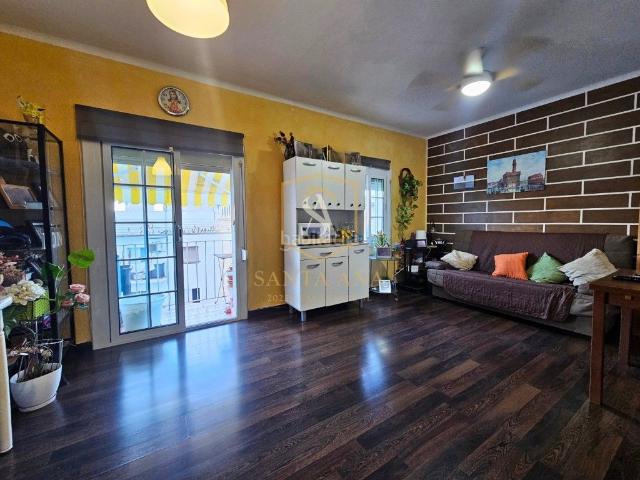 Piso en venta en Badalona, Sant Crist. Oportunidad de inversión con rentabilidad desde el primer día!. Pisos.