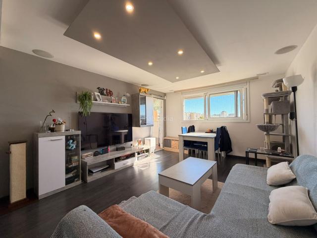 Piso en venta en Badia del Vallès. LUMINOSO PISO CON AMPLIO BALCÓN Y DOBLE ASCENSOR EN BADIA DEL VALLÈS!. Pisos Badia del.