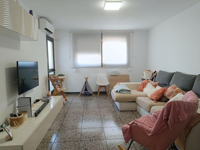 Piso en venta en Badia del Vallès. Piso de 3 habitaciones con ascensor, balcón cerrado y galería en Badia del Vallès. Pisos Badia del.