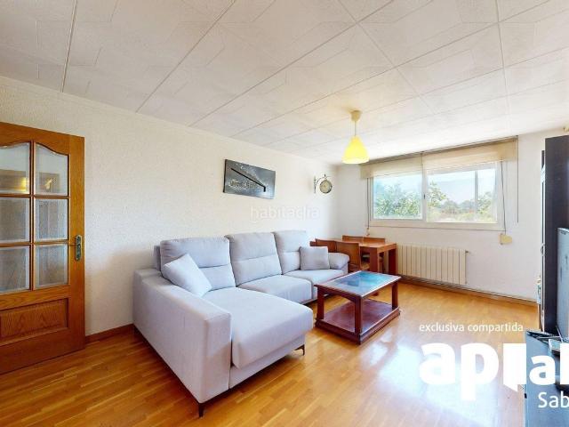Piso en venta en Badia del Vallès. PISO EN AV. BURGOS 3 HABITACIONES, ASCENSOR y BALCON. Pisos Badia del.