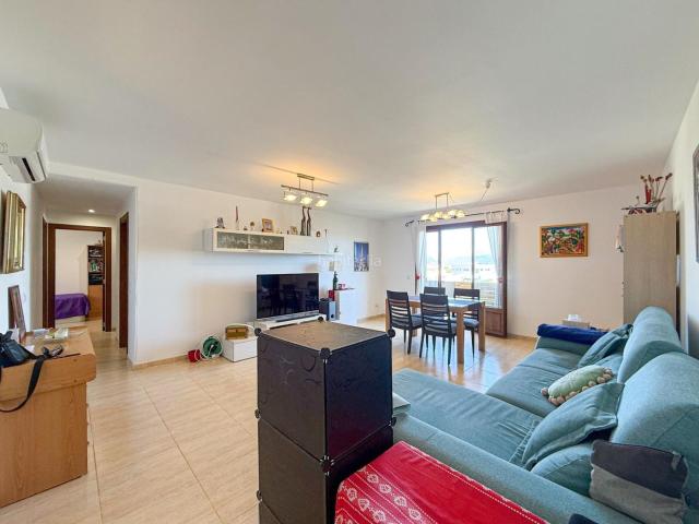 Piso en venta en Baleares Muro. Amplio Piso Seminuevo con Vistas Panorámicas y Garaje Incluido. Pisos.