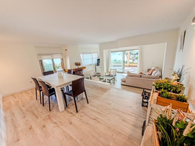 Piso en venta en Baleares Alcúdia, Port d´Alcúdia Platja dÁlcúdia. No es fantástico vivir cada día en esta ubicación única de Alcanada, justo al lado del mar, donde la luz, la tranquilidad y la cal.