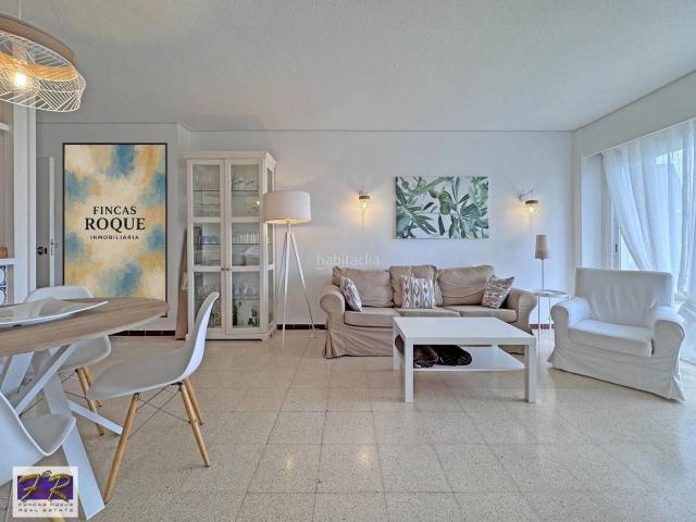 Piso en venta en Baleares Alcúdia, Port d´Alcúdia Platja dÁlcúdia. Acogedor apartamento con vistas al mar y piscina comunitaria. Pisos.
