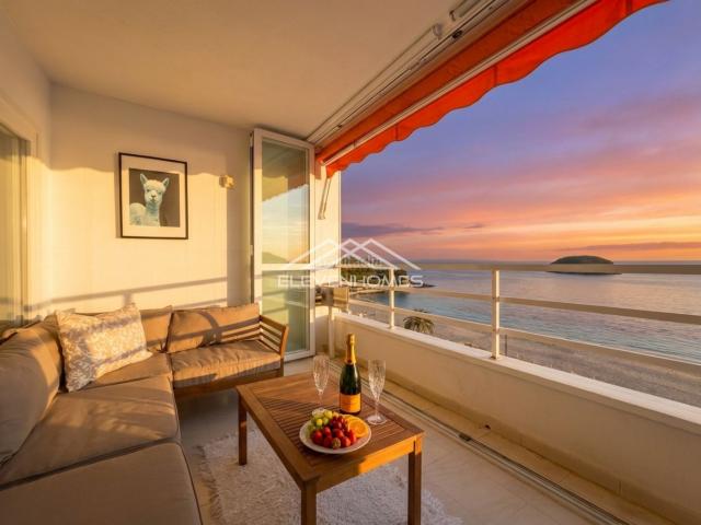 Piso en venta en Baleares Calvià, Magaluf. Primera línea con vistas frontales al mar y acceso directo a la playa. Pisos.