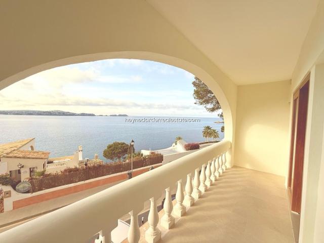 Piso en venta en Baleares Calvià, Peguera. HEYNE DARDER REAL ESTATE presenta LUJOSO APARTAMENTO RENOVADO EN CALA FORNELLS. Pisos.