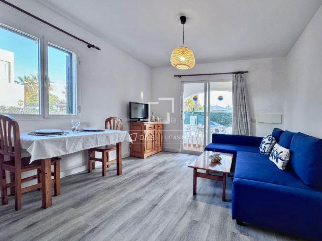 Piso en venta en Baleares Manacor, Manacor Centre. Piso en planta baja con licencia turística de 1 dormitorio con mucho encanto y zona comunitaria con piscina en venta en Son Carrió. Pisos.