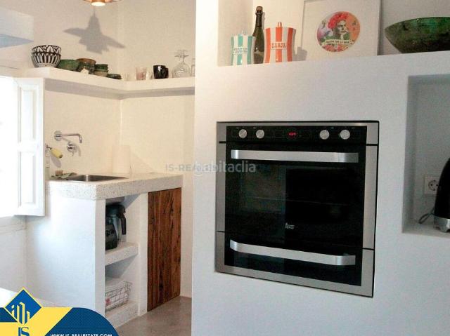 Piso en venta en Baleares Ibiza, Dalt Vila La Marina. Apartamento con terraza, Islas Baleares, Ibiza. 1 habitacion 78 m² 200 metros del mar. Pisos.