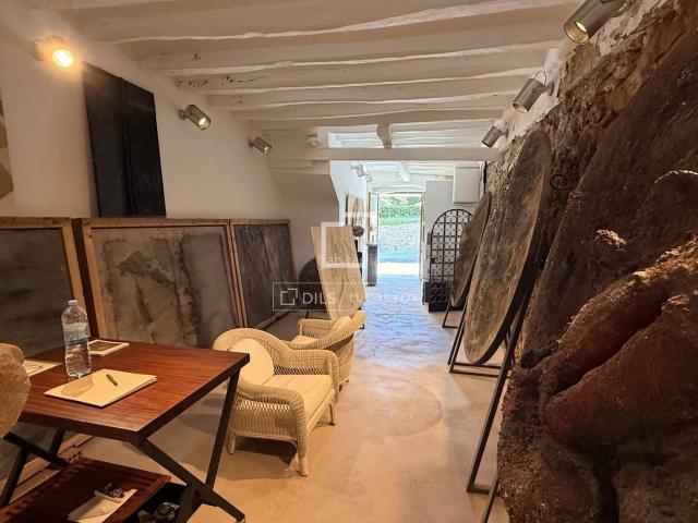 Piso en venta en Baleares Ibiza, Dalt Vila La Marina. Dos singulares espacios comerciales históricos dentro de las murallas de Dalt Vila, ideales para un pequeño negocio o para ser tra. Pisos.