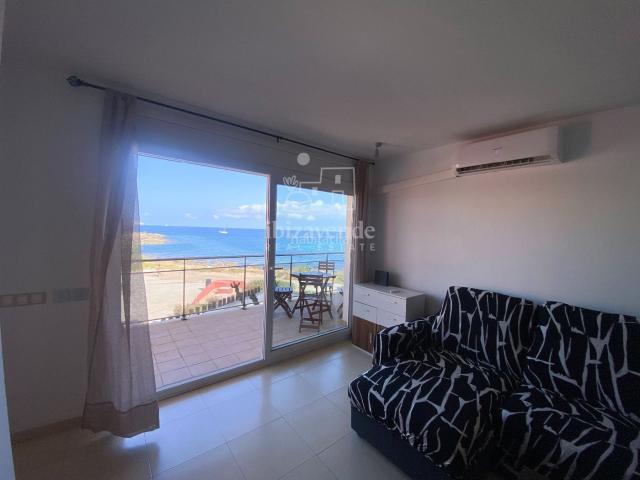 Piso en venta en Baleares Sant Josep de sa Talaia, Sant Agustí Cala de Bou. Encantador apartamento en primera línea en Cala de Bou con vistas al mar. Pisos Sant Josep de sa.