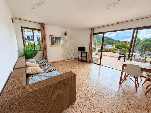 Piso en venta en Baleares Santa Eulària, Santa Eulària des Riu. Piso con gran terraza y potencial de renovación en Cala Llonga, Ibiza. Pisos Santa.