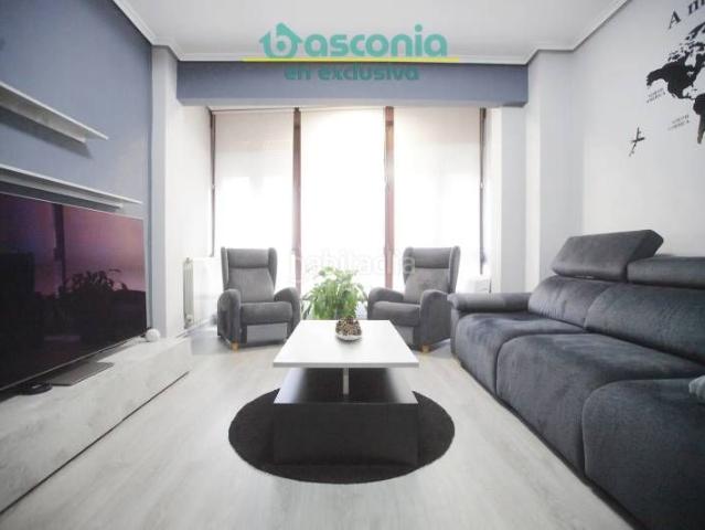 Piso en venta en Basauri, Centro Ariz Uribarri. Inmobiliaria Basconia gestiona la venta de vivienda en el centro con ascensor en excelente estado. Pisos.