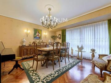 Piso en venta en Basauri, Kalero Basozelai. Amplio Piso De 4 Dorm. y 2 Baños Con 2 Balcones y Ascensor Cota 0 En Zona Ayuntamiento. Pisos.