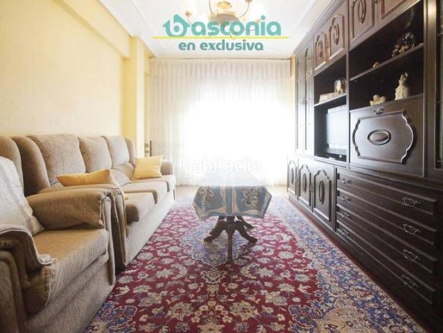Piso en venta en Basauri, Kalero Basozelai. Inmobiliaria Basconia gestiona de la venta de vivienda en el Ayuntamiento con grandes posibilidades. Pisos.