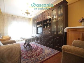 Piso en venta en Basauri, Kalero Basozelai. Inmobiliaria Basconia gestiona de la venta de vivienda en el Ayuntamiento con grandes posibilidades. Pisos.