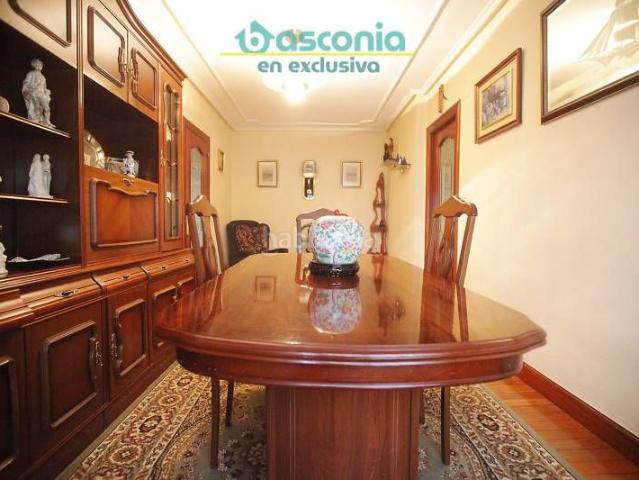 Piso en venta en Basauri, Kalero Basozelai. Inmobiliaria Basconia gestiona la venta de vivienda con ascensor al lado del metro con muchas posibilidades. Pisos.