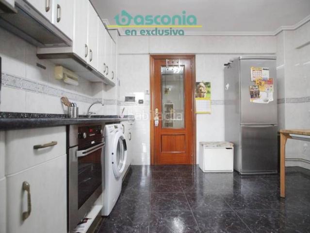 Piso en venta en Basauri, Kalero Basozelai. Inmobiliaria Basconia gestiona la venta de vivienda al lado del monumento de Los Burros y el metro. Pisos.