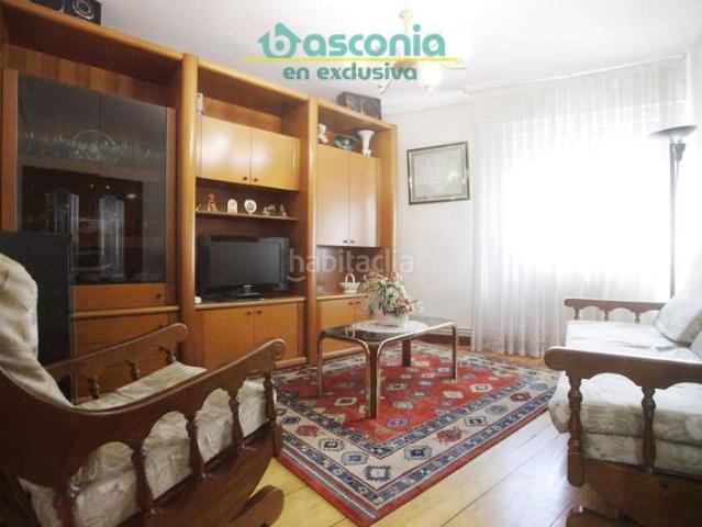 Piso en venta en Basauri, Kalero Basozelai. Inmobiliaria Basconia gestiona la venta de vivienda en El Kalero con excelentes dimensiones. Pisos.