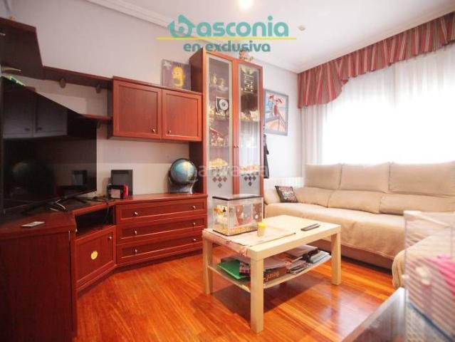 Piso en venta en Basauri, Kalero Basozelai. Inmobiliaria Basconia gestiona la venta de vivienda para entrar a vivir con 4 dormitorios y balcón. Pisos.